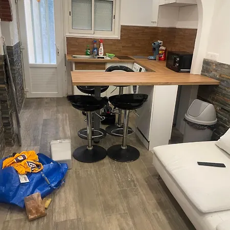 Small Renovated Cozy Spot Apartmán